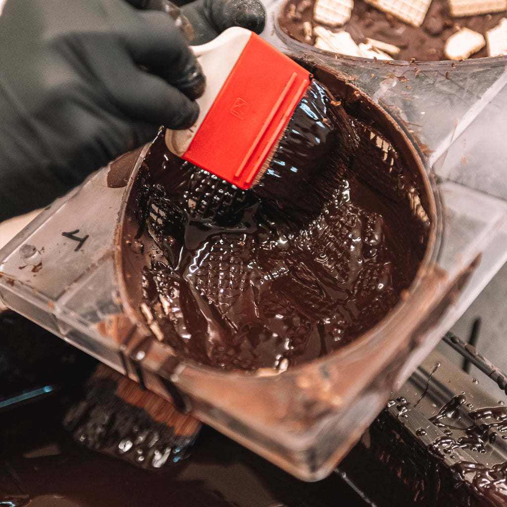 Uovo di Pasqua artigianale - cioccolato fondente, wafer e granella di nocciola La Serenissima