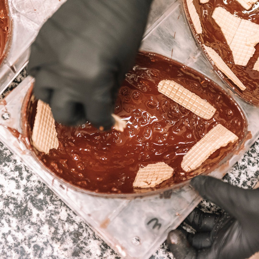 Uovo di Pasqua artigianale - cioccolato bianco, wafer e granella di pistacchio - la - serenissima - sm